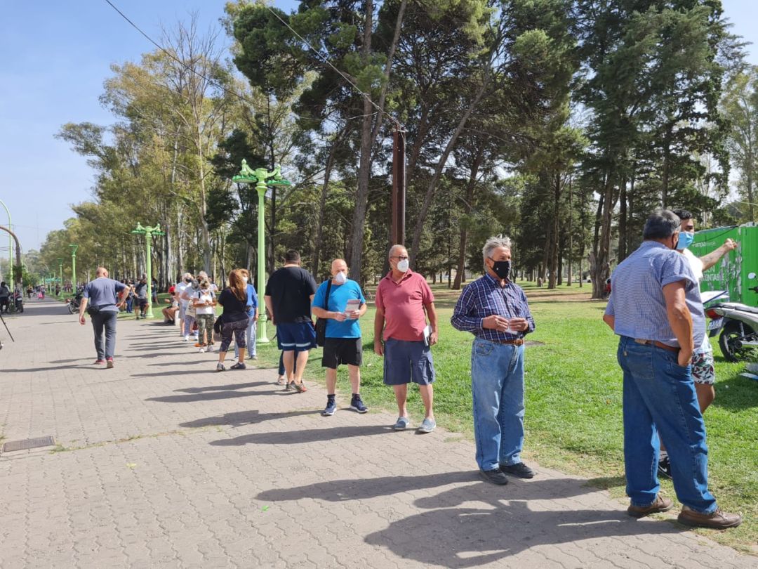 Largas filas en el Parque de Mayo: hay malestar de los vecinos para retirar el carnet de vacunación