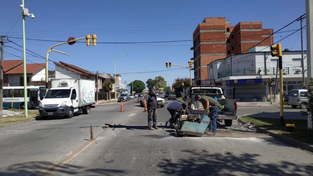 Bahía, la ciudad más calurosa: por las altas temperaturas, se levantó el asfalto en Alem al 2200