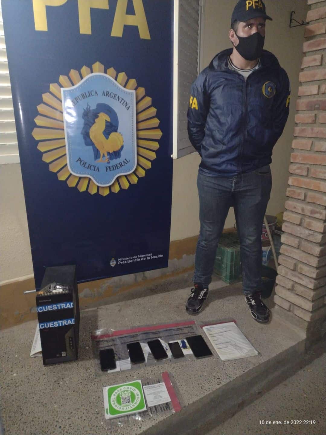 Allanaron vivienda de una mujer que “escrachaba” a autoridades de salud.
