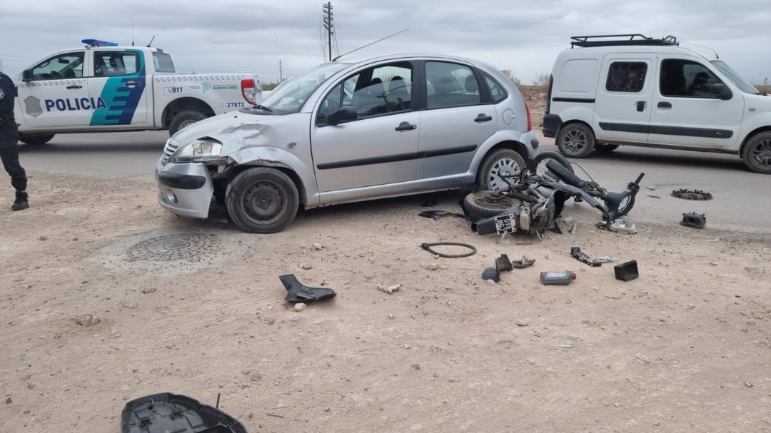 Una motociclista sufrió un fuerte golpe al chocar contra un auto