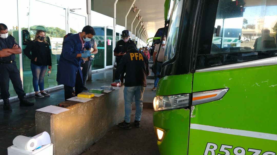 Operativo en la terminal: encontraron cocaína en un colectivo