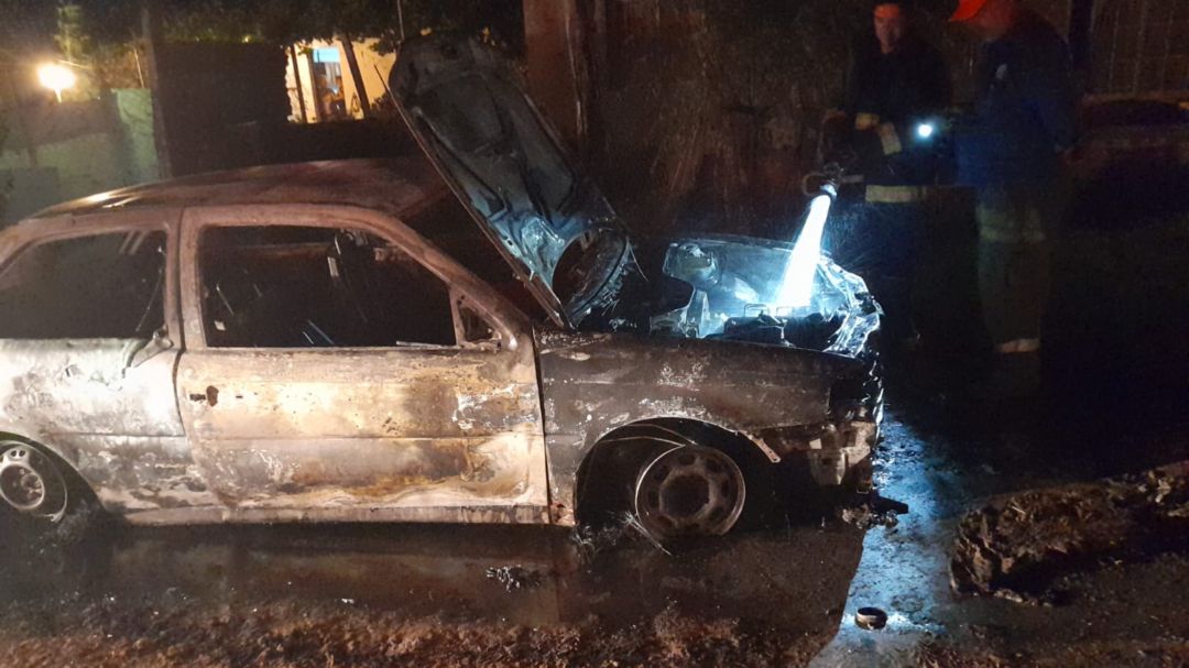 Se incendió un auto en el barrio Tierras Argentinas e investigan si fue intencional