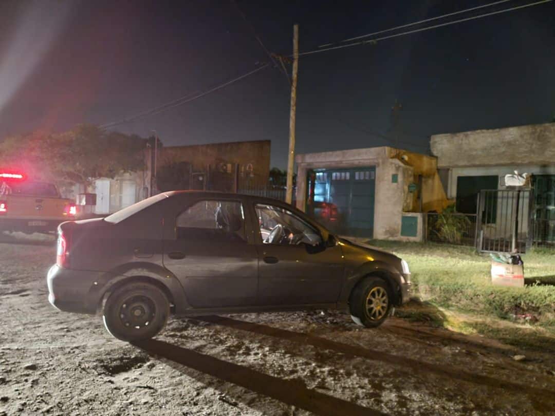 Robaron un auto y huyó tras chocarlo contra un cesto de basura