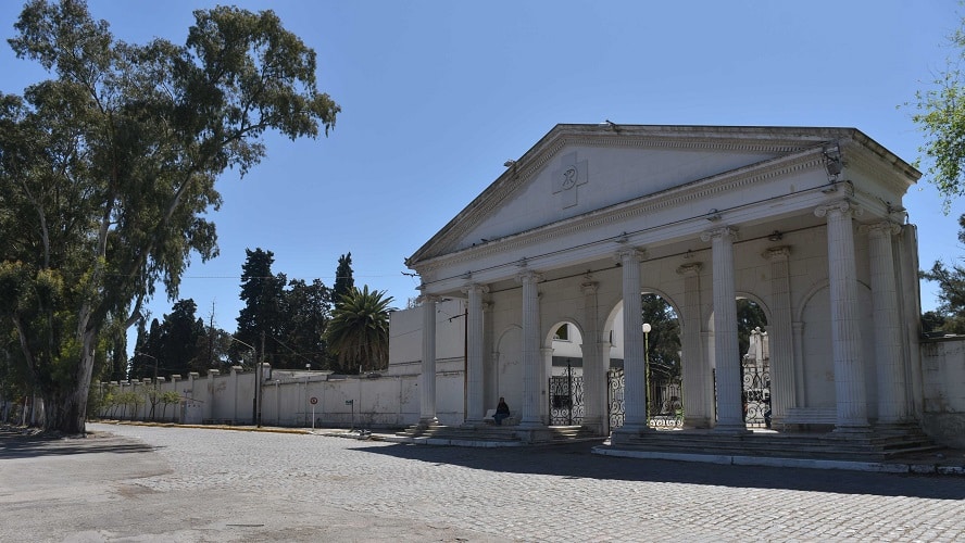 Robaban placas de los nichos del cementerio y quedaron detenidos