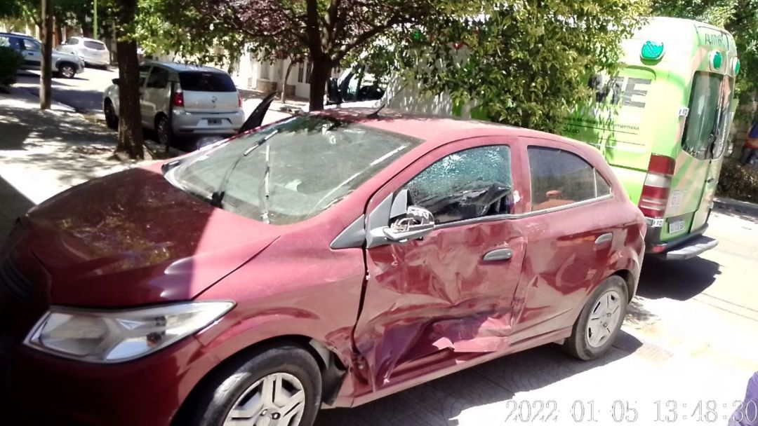 Accidente entre una combi y un auto