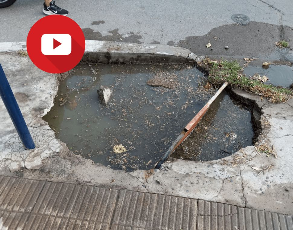 Pudo ser tragedia: con su beba a “upa” cayeron a un pozo cloacal