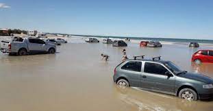 Tapados por el agua: El mar avanzó sobre autos mal estacionados en la playa
