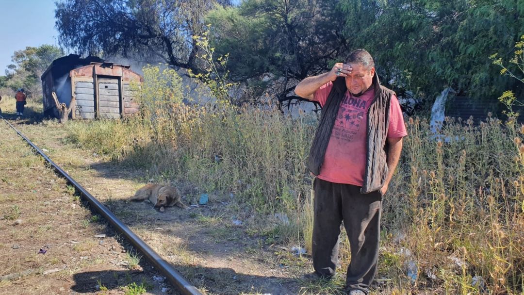 Vivía en un vagón y perdió todo en un incendio