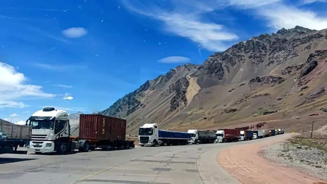 La bronca de los camioneros varados en el Paso Cristo Redentor: “No vimos a nadie del sindicato”