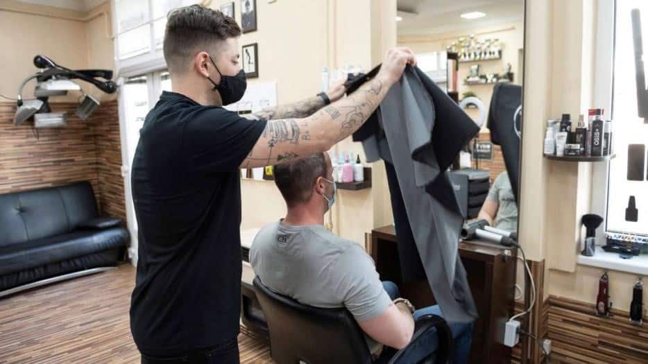 El dueño de la peluquería que cobró 24 mil pesos un corte de pelo defendió el precio