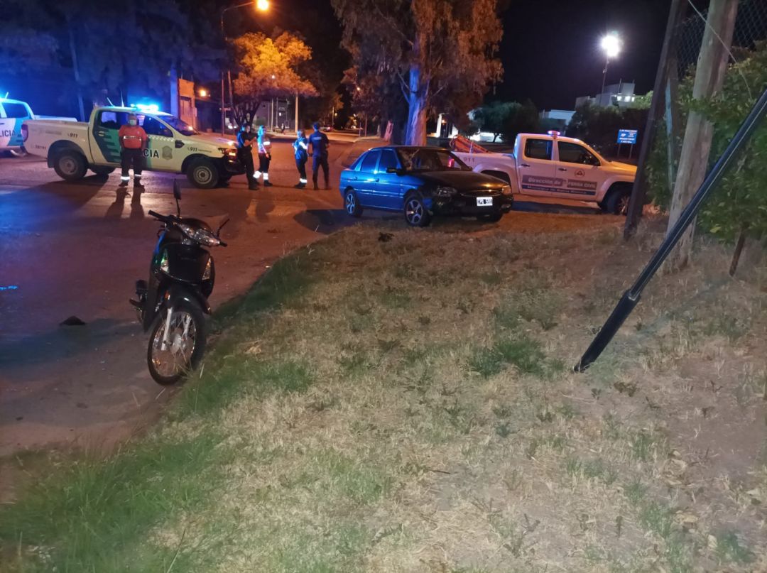 Un menor terminó herido en un choque entre un auto y una moto