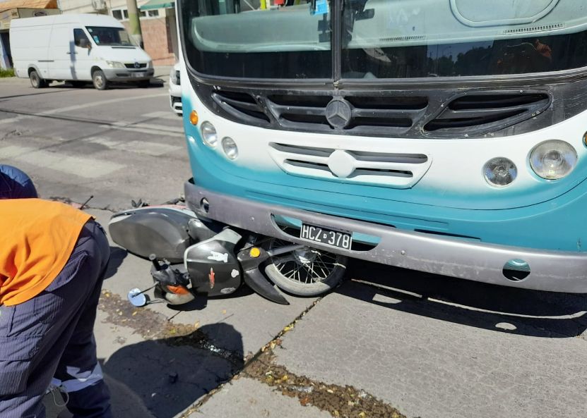 Fuerte colisión entre un colectivo y una moto