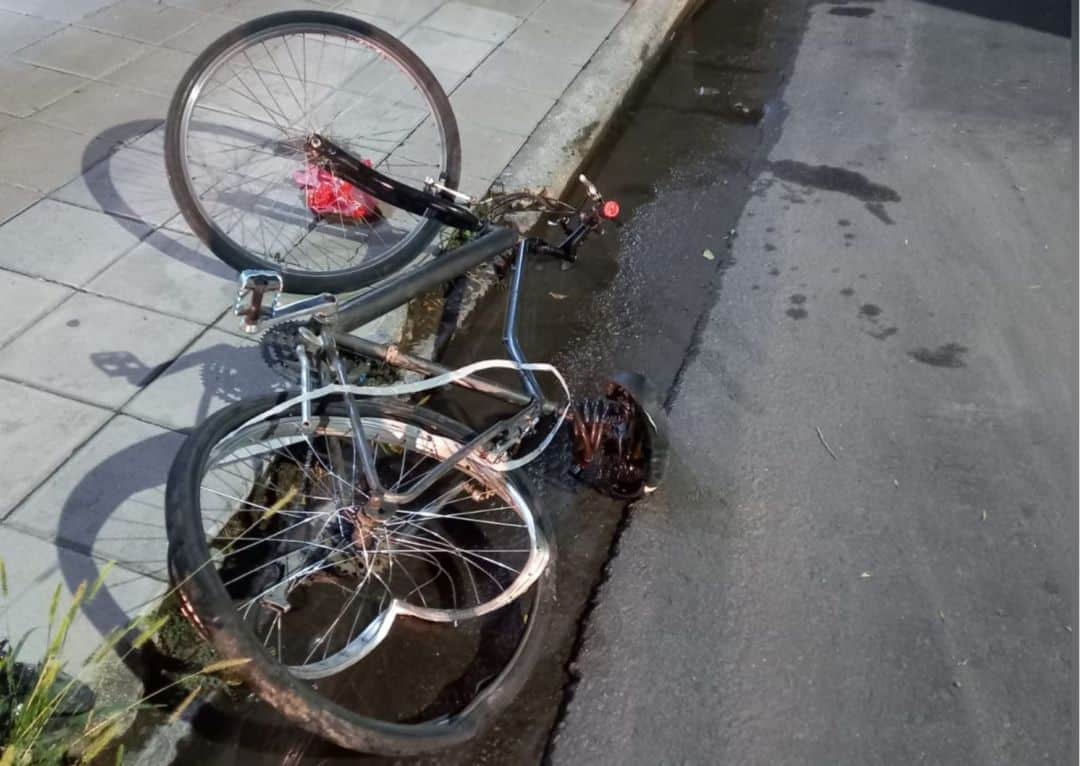 Terminó en el hospital: iba en bicicleta y un auto lo chocó por detrás