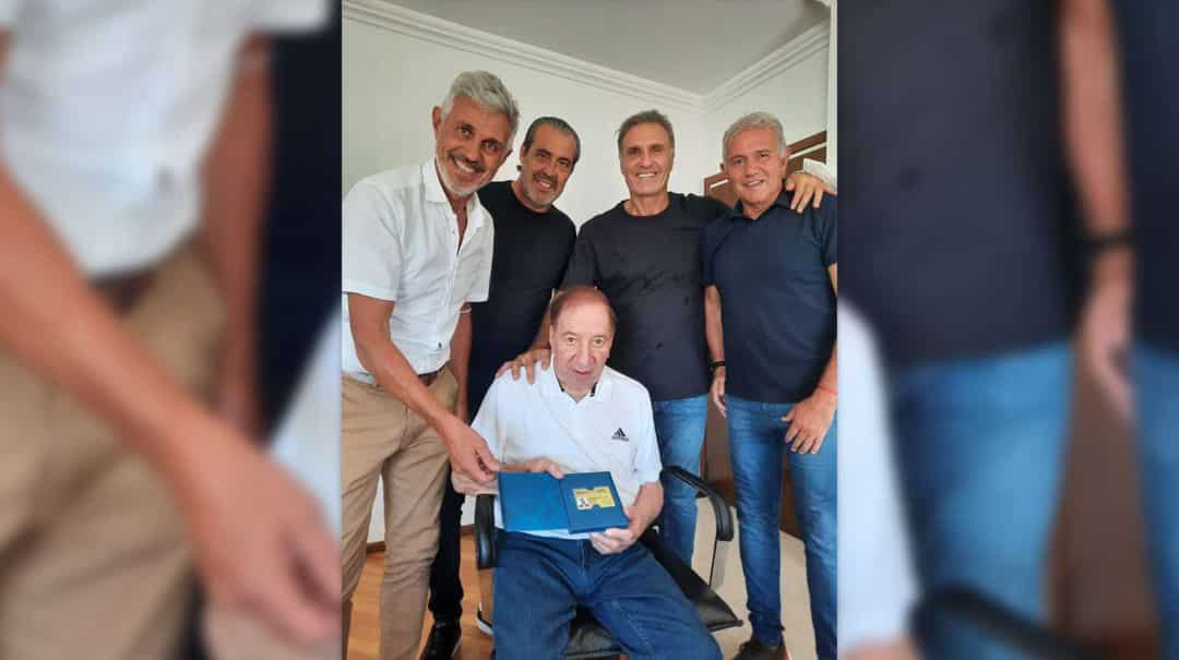 Carlos Bilardo se reencontró con los campeones del ‘86 y recibió un reconocimiento por su carrera