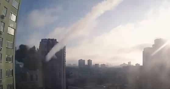 Video: así impactó un misil ruso contra un edificio residencial en Kiev