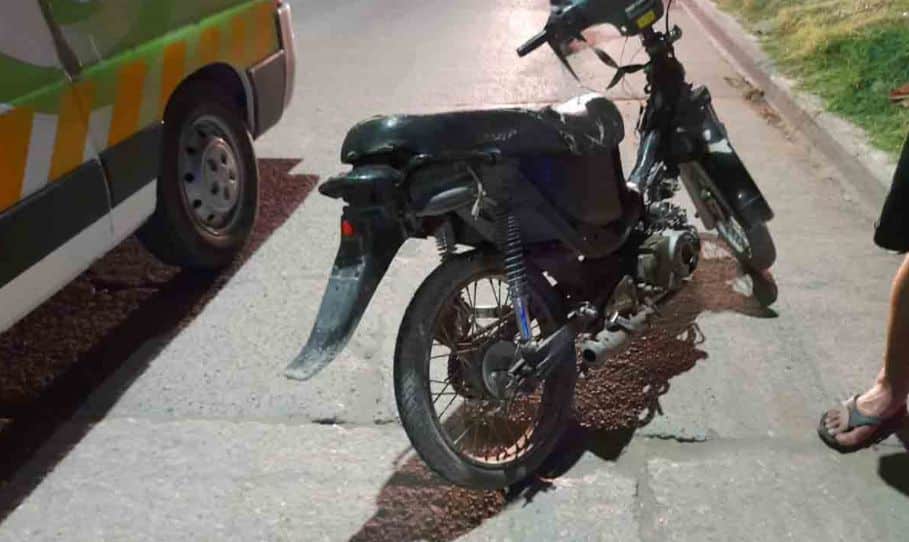 Un motociclista alcoholizado chocó contra un auto y terminó internado