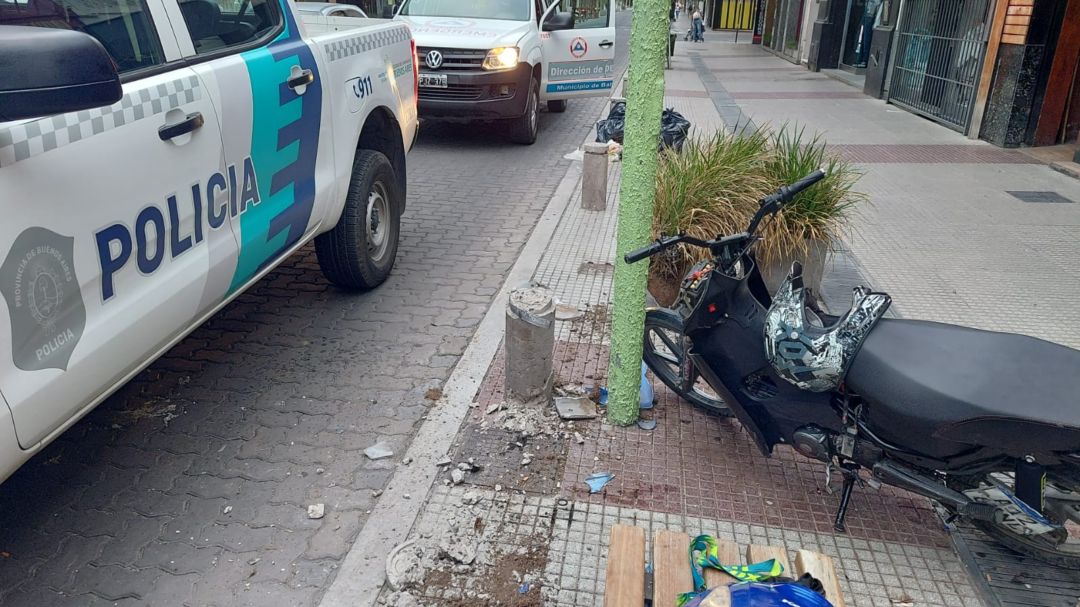 Manejaba totalmente borracho y chocó contra dos macetas en el centro