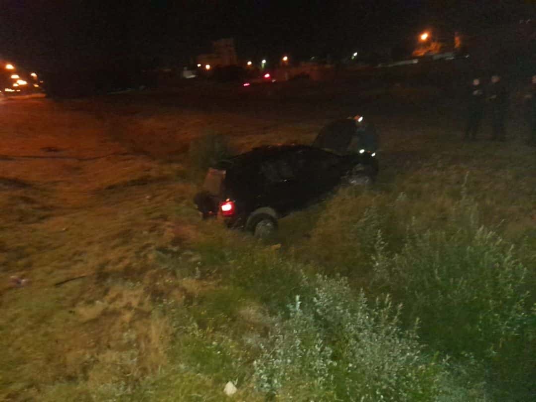 Cayó con su camioneta a una zanja y la encontraron desvanecida