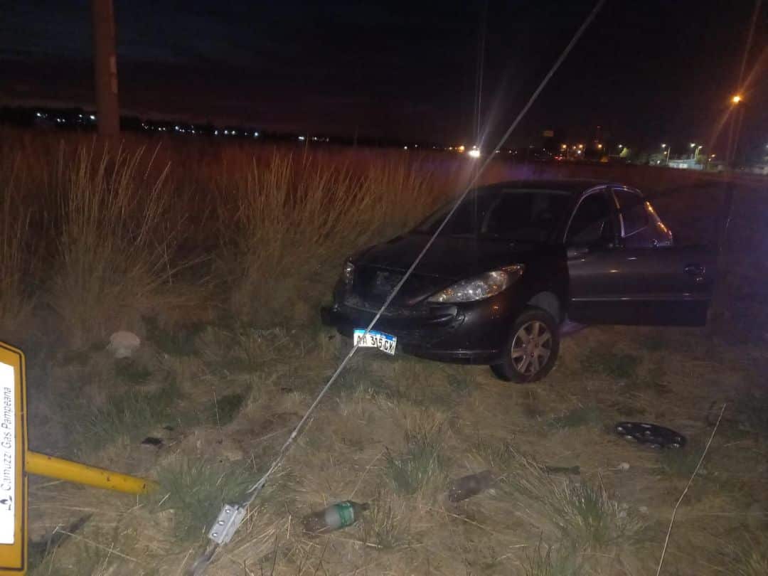 Totalmente ebrio despistó su coche y chocó cerca de un gasoducto
