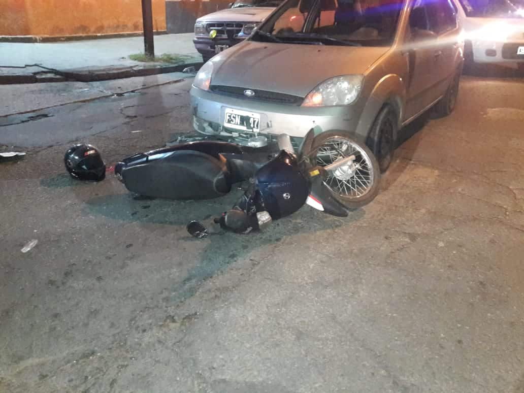 Una motociclista esperaba el semáforo y la chocaron