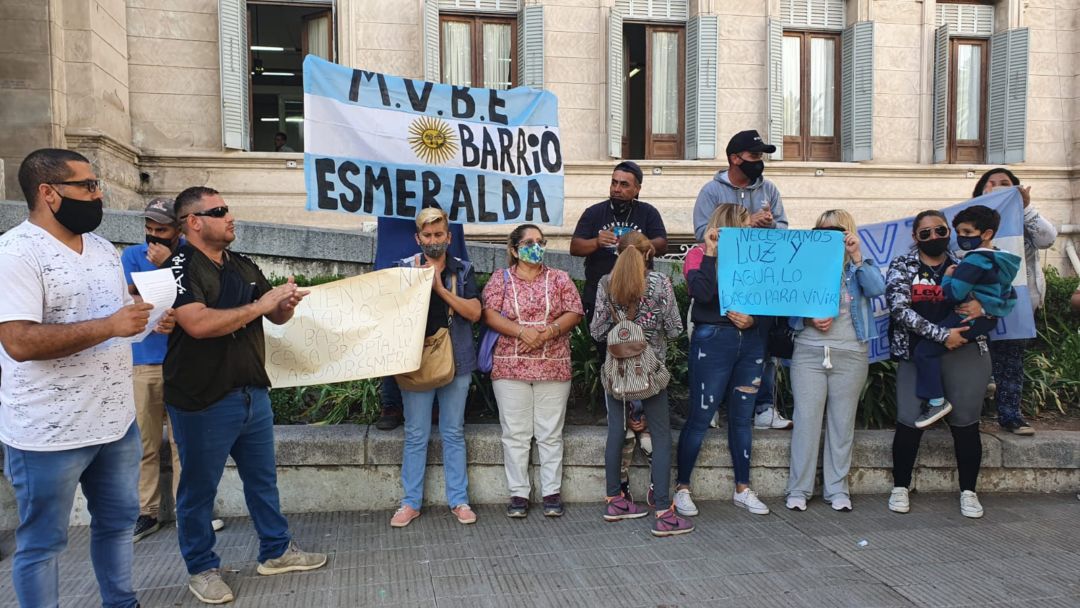 Vecinos del barrio Esmeralda reclaman legalización de tierras y los servicios de luz y agua