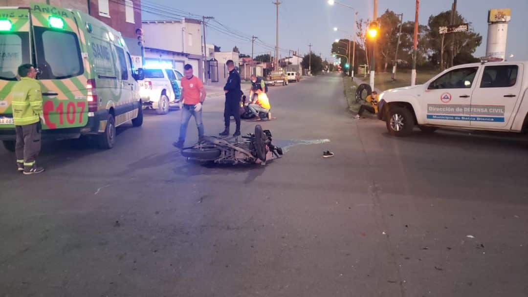 Buscan al conductor de un auto que atropelló a dos motociclistas y escapó del lugar