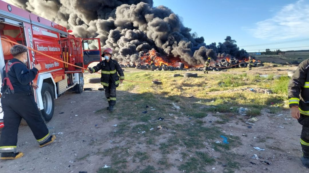 Dos dotaciones de bomberos trabajan sobre un incendio cerca del relleno sanitario