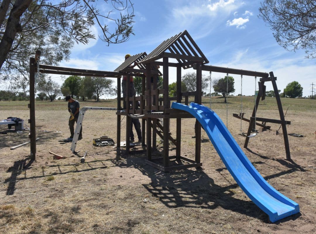 Isla de juegos infantiles en el parque Campaña del Desierto