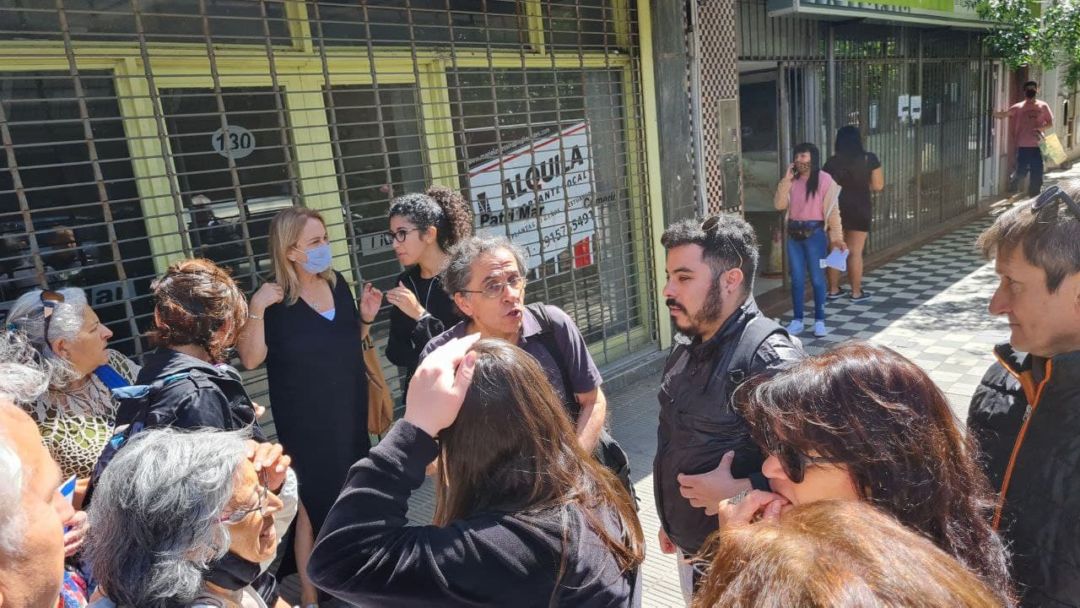 Un grupo de vecinos reclamó por el pase sanitario en entidades públicas y bancarias