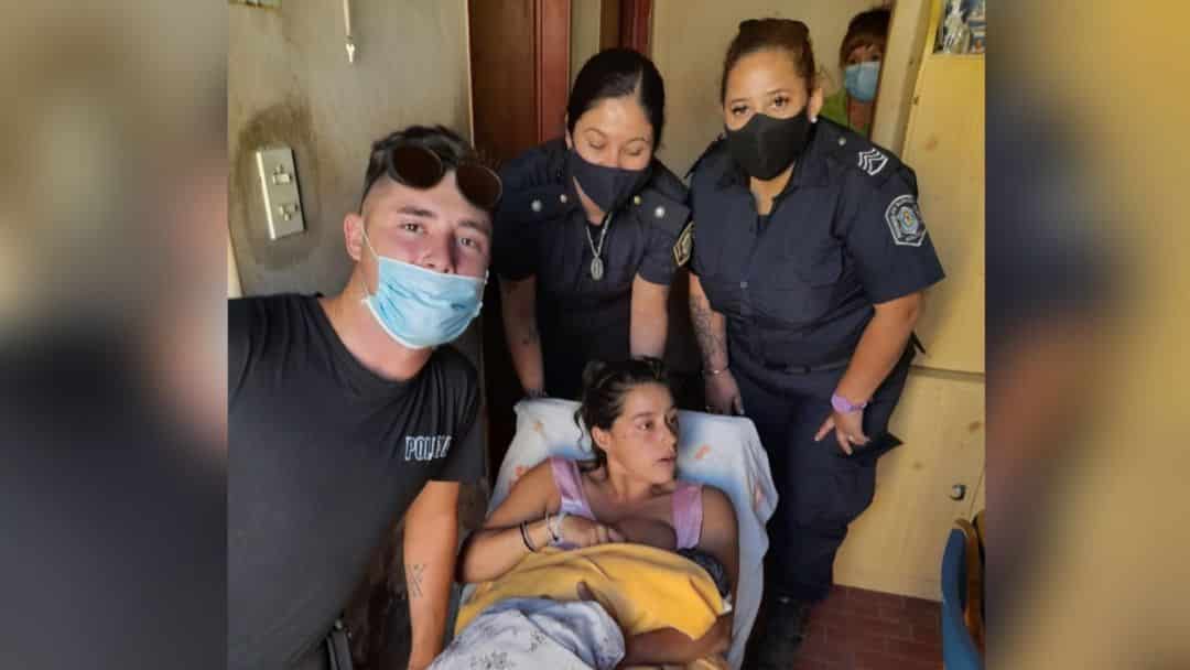 Policías ayudaron a una madre a dar a luz en su casa