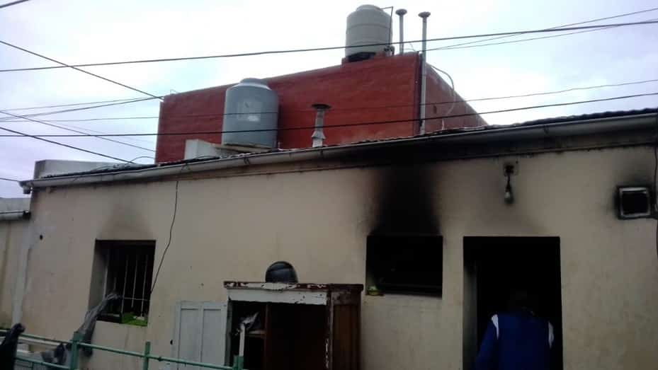 Importante incendio y pérdidas en un departamento del barrio Anchorena