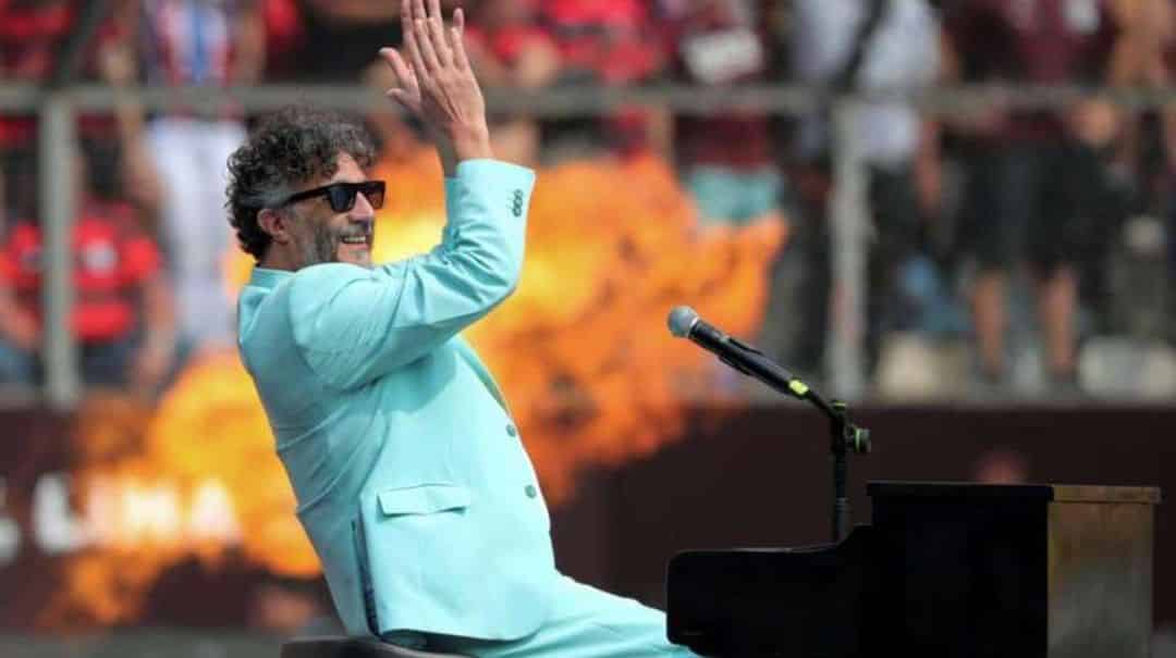 Fito Páez dio un concierto callejero en Barcelona