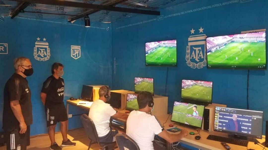 VAR en el fútbol argentino: arrancó la capacitación para los futbolistas sobre el protocolo de uso