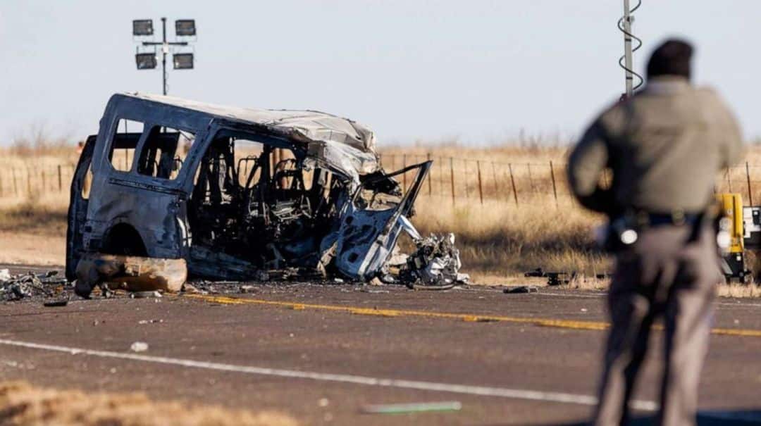 Estados Unidos: un nene de 13 años manejaba una camioneta, chocó y murieron 9 personas
