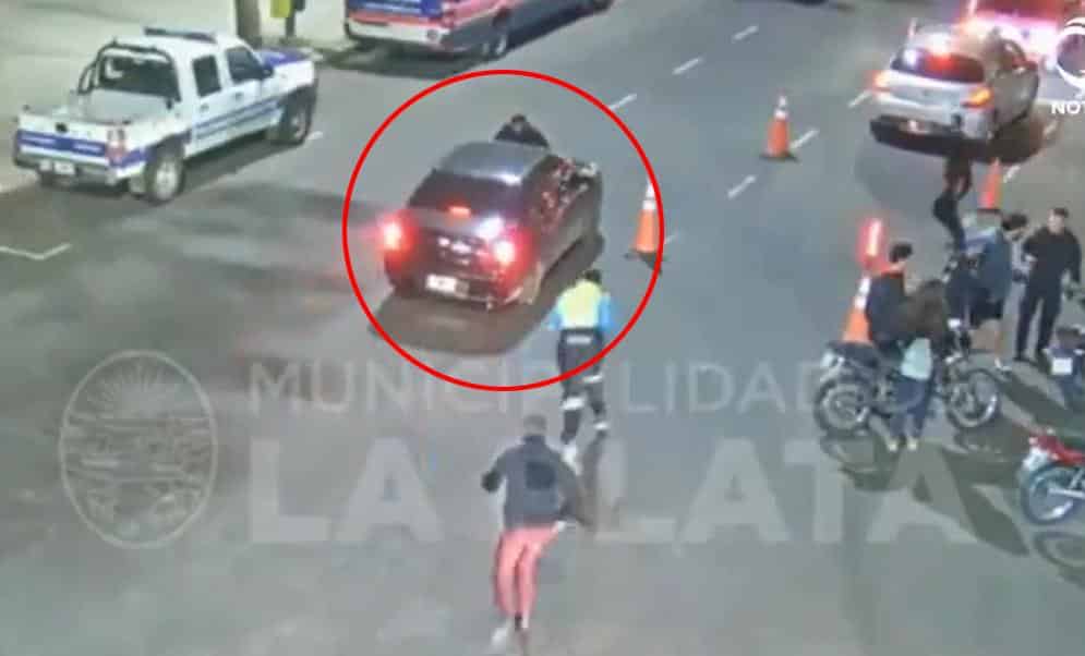 Atropelló a un inspector de tránsito y lo arrastró tres cuadras: el video