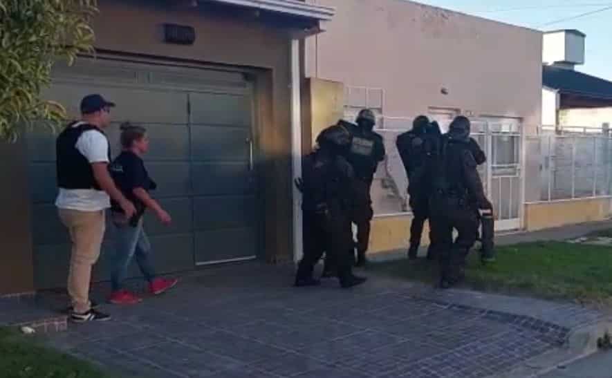 Video: así allanaron la casa del sospechoso de cometer un robo