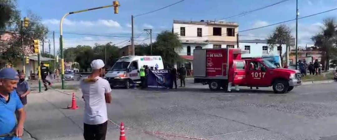 Una nena viajaba en el auto con su papá, se abrió la puerta y cayó: murió atropellada