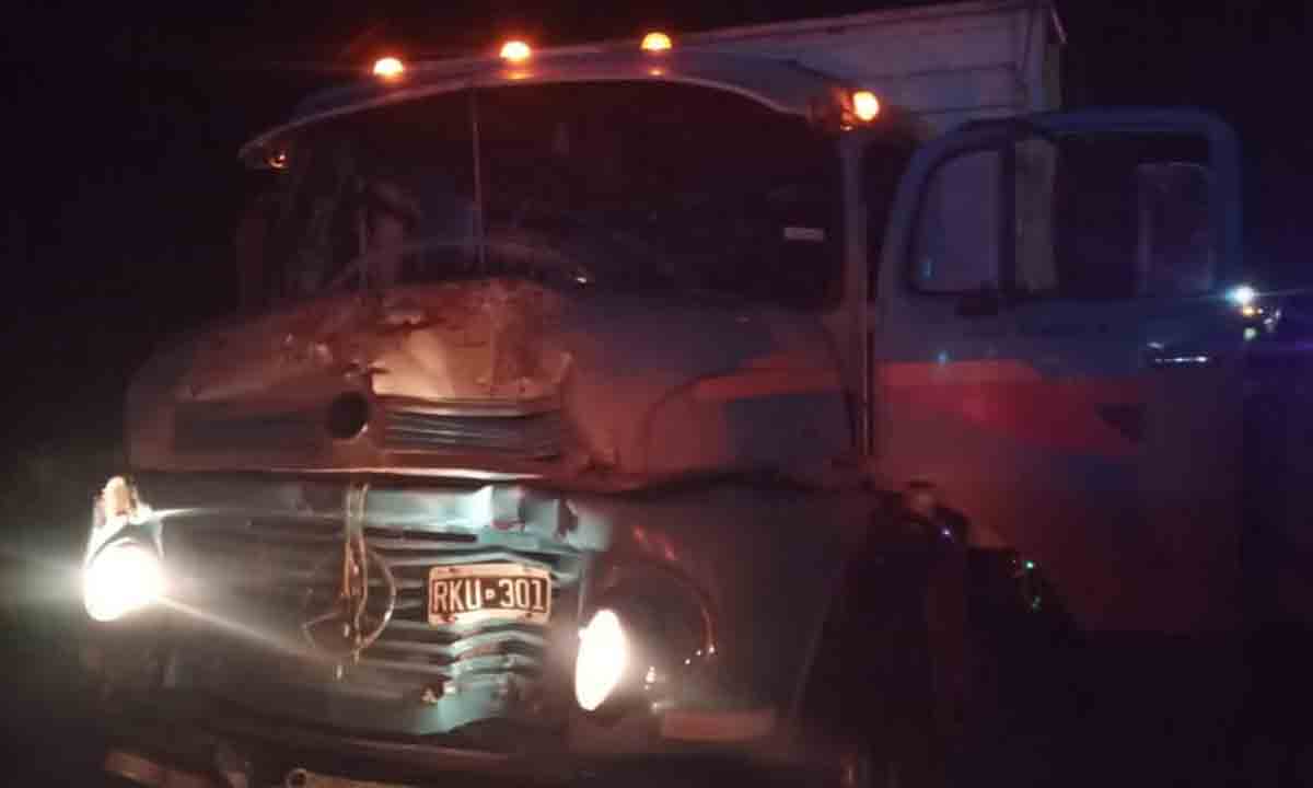 Un camión chocó por detrás un auto en Sesquicentenario y Castelli