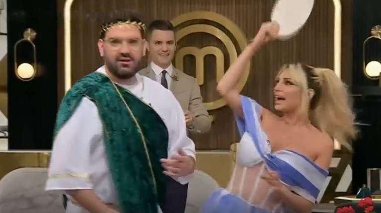 Pánico en “MasterChef Celebrity”: Vicky Xipolitakis le partió un plato en la cabeza a Damián Betular