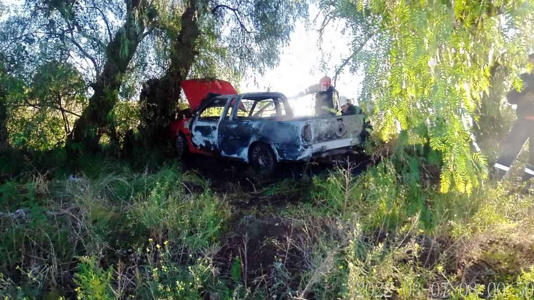 Una camioneta quedó totalmente destruída por el fuego