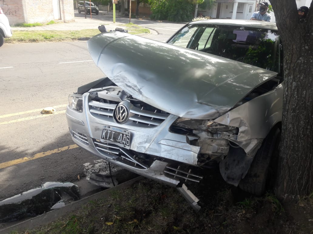 Violenta colisión entre dos autos: uno subió a la vereda, otro terminó contra un árbol
