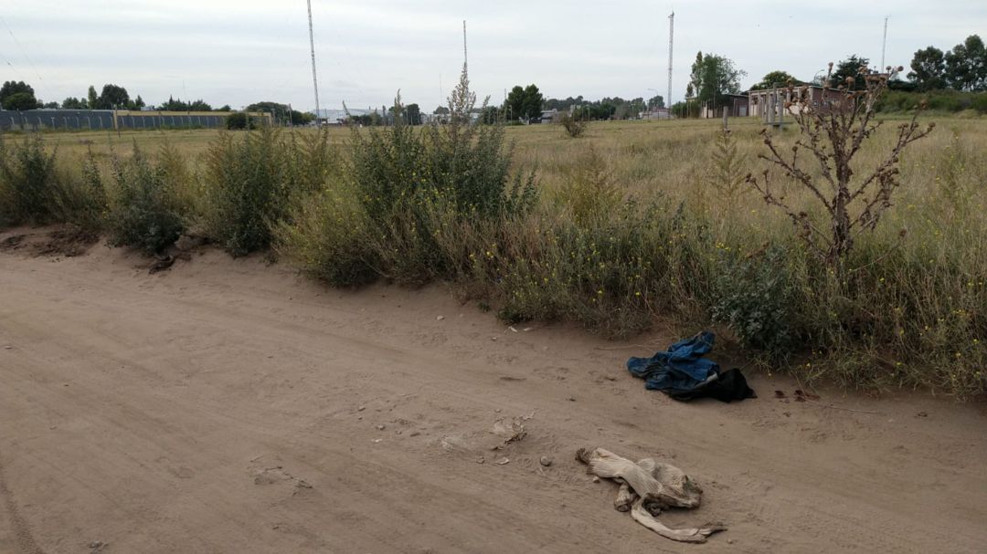 Encuentran a un joven tirado en un descampado: estaba desnudo y con varios golpes