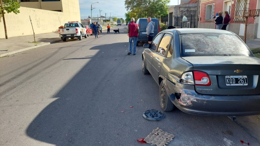 Manejaba totalmente alcoholizado, chocó un auto estacionado y tiró un árbol