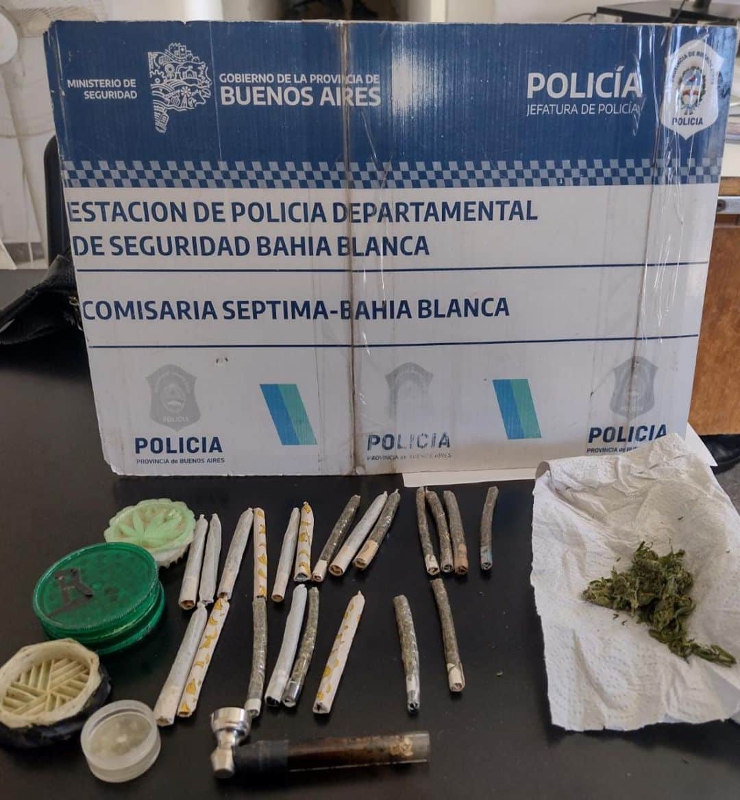 Como si nada: llevaba entre sus prendas una pipa, cigarrillos de marihuana y trituradores