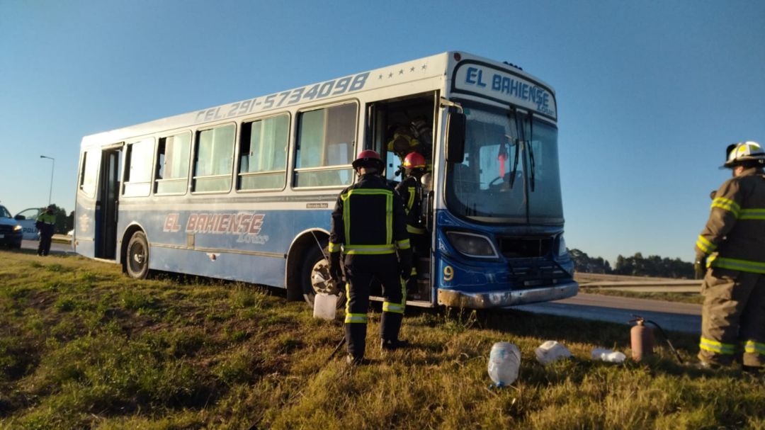 Un colectivo se prendió fuego en la ruta 3