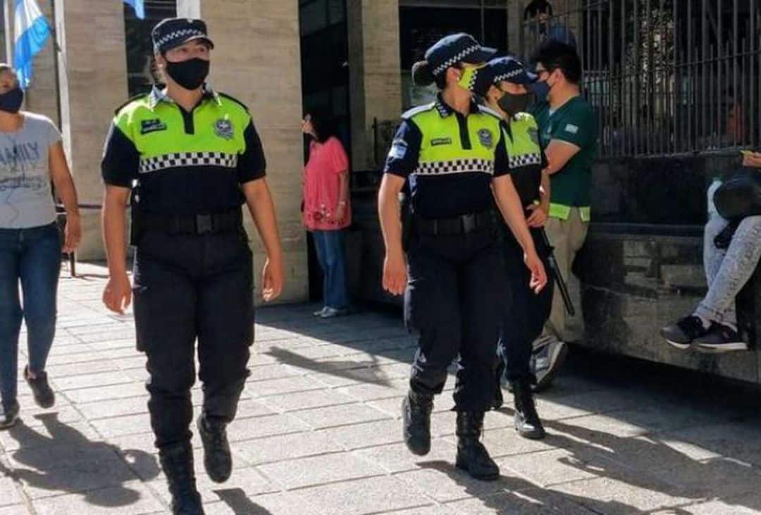 Tucumán: una mujer quedó detenida por golpear a su hijo de 9 años en la puerta de un colegio