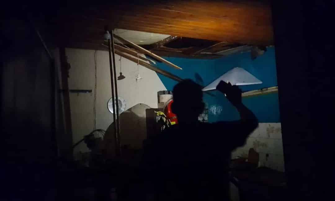 Un incendió destruyó el techo de una casa