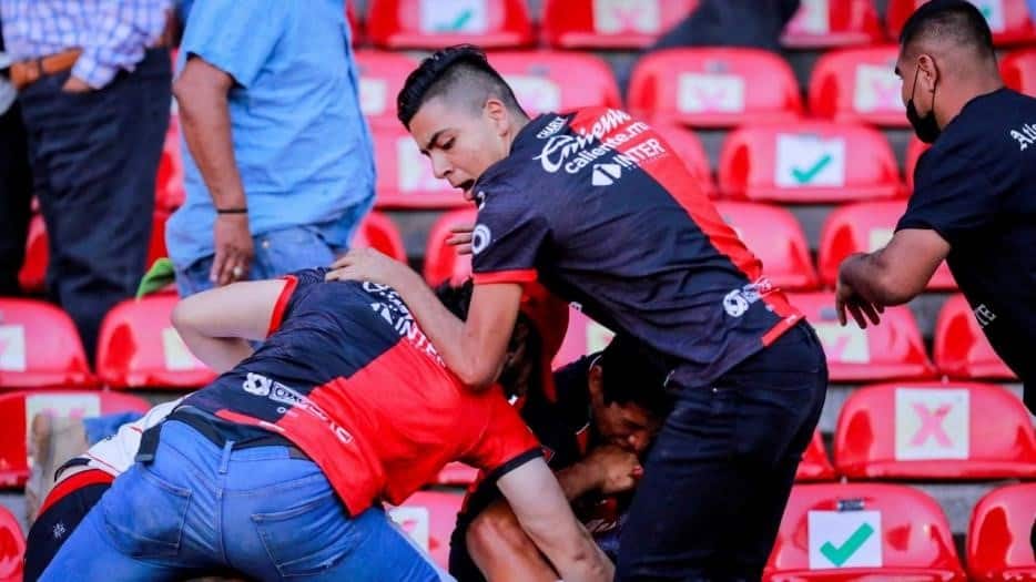 Batalla campal en el fútbol mexicano: extraoficialmente se habla de más de 30 muertos