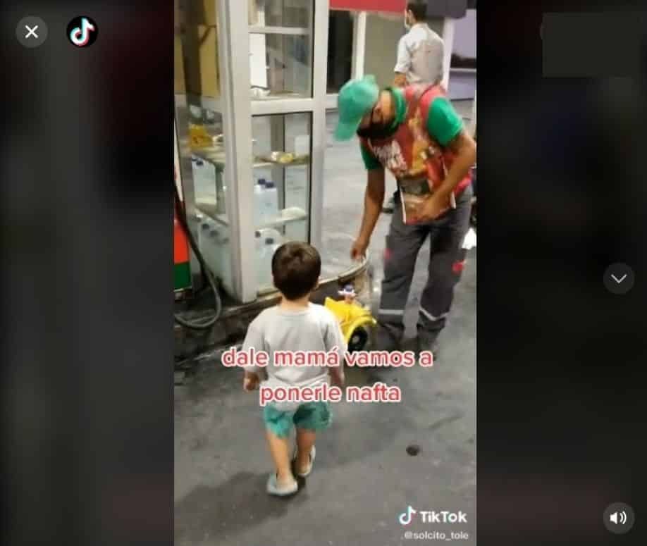 “¿Llenamos el tanque?”: un playero “le cargó nafta” al auto de juguete de un nene