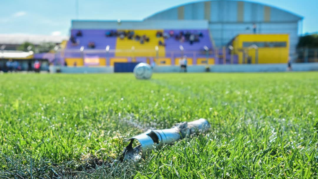 Harán una pericia sobre la bengala que se lanzó en la cancha de Tiro Federal